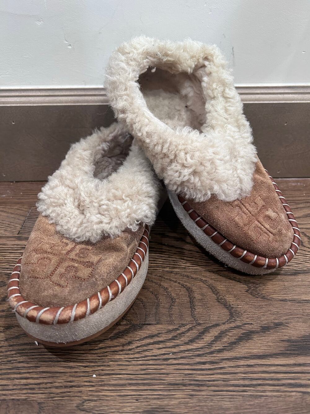 Tory Burch Caramel Suede Shearling Slippers Embossed Logo Women's 8.5 Luxury